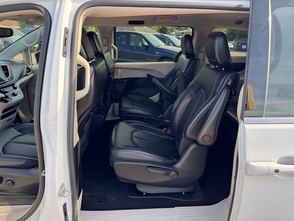 Used 2024 Chrysler Pacifica Limited FWD image 19