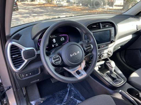 Used 2025 Kia Soul LX w/ LX Technology Package FWD image 30