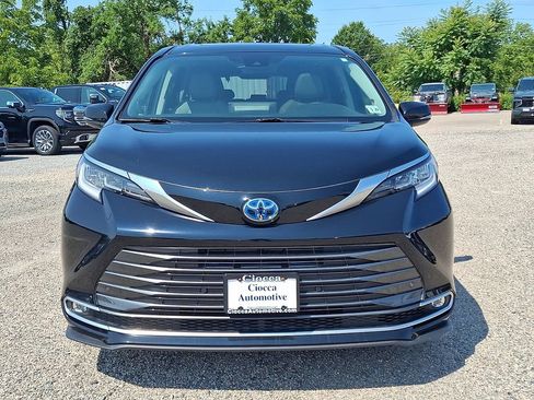 Used 2024 Toyota Sienna Limited AWD/4WD image 5