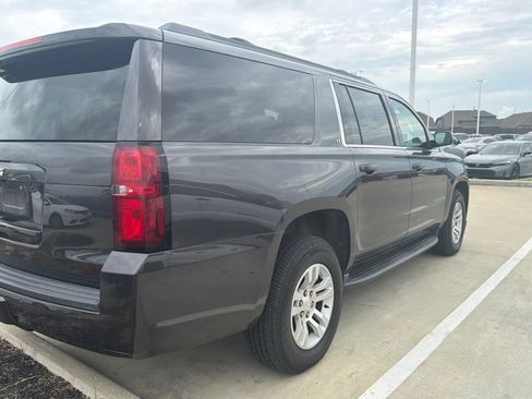 Used 2018 Chevrolet Suburban LT RWD image 3