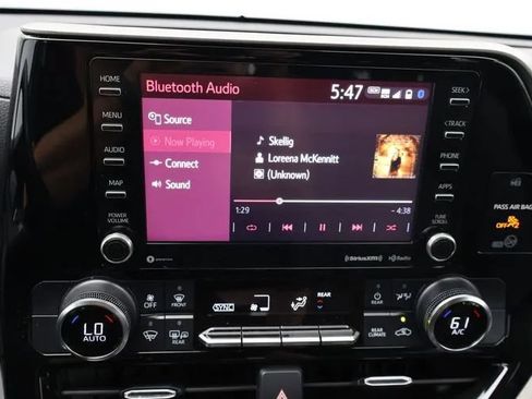 Used 2022 Toyota Highlander LE AWD/4WD image 29
