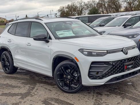 New 2026 Volkswagen Tiguan SE R-Line image 3