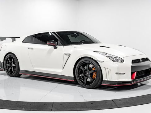 Used 2016 Nissan GT-R NISMO AWD/4WD image 35