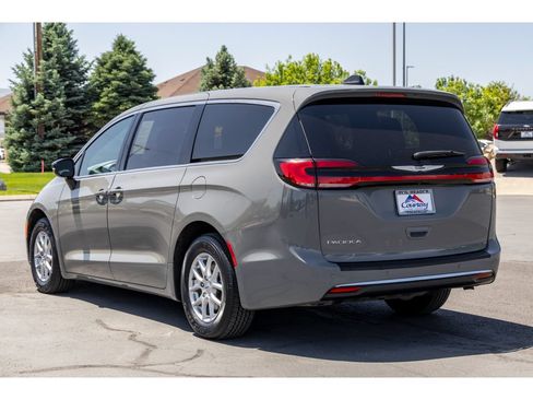 Used 2024 Chrysler Pacifica Touring FWD image 5