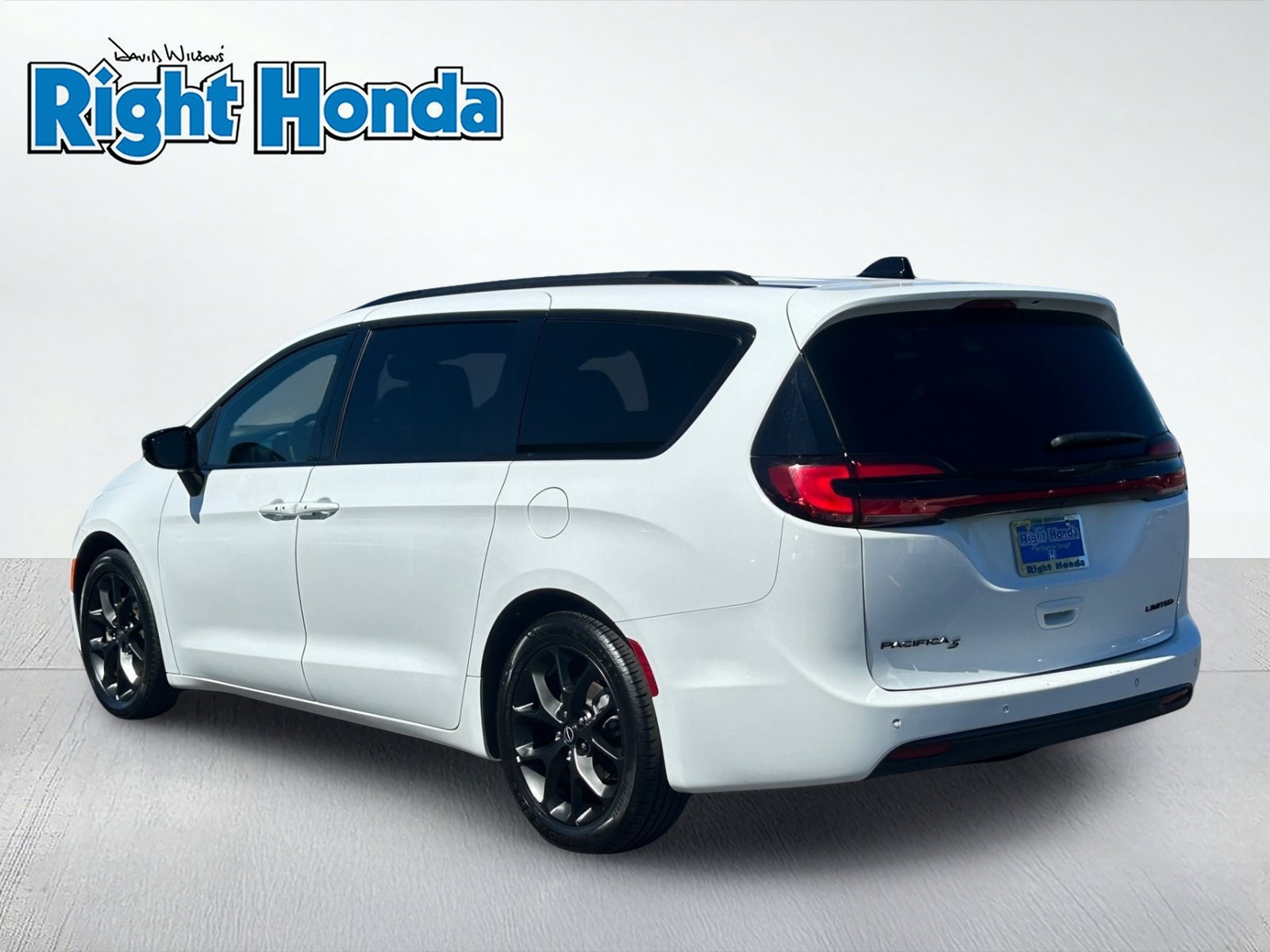 Used 2025 Chrysler Pacifica Limited FWD image 4
