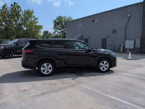 Used 2023 Toyota Highlander LE FWD image 9