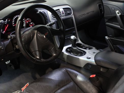 Used 2005 Chevrolet Corvette Coupe w/ Preferred Equipment Group RWD image 8