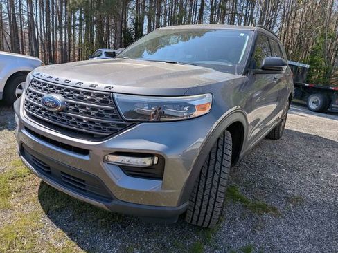 Used 2022 Ford Explorer XLT w/ Equipment Group 202A image 3