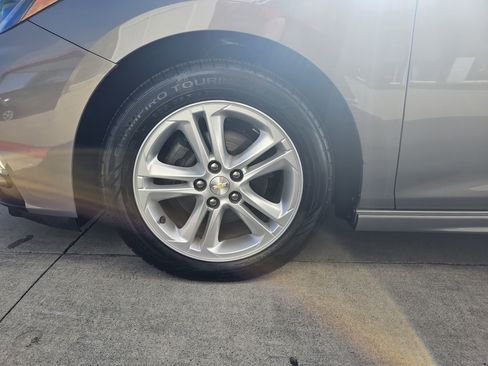 Used 2018 Chevrolet Cruze LT w/ Convenience Package image 9