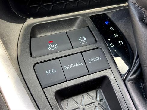 Used 2019 Toyota RAV4 LE FWD image 32