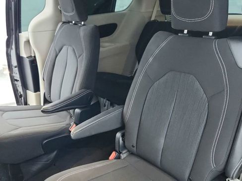 Used 2023 Chrysler Voyager LX image 27