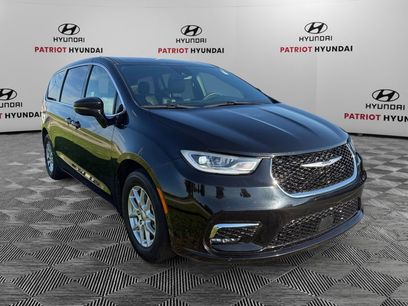 Used 2025 Chrysler Pacifica Select