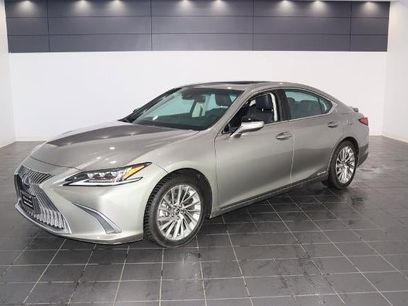 Used 2021 Lexus ES 300h w/ Luxury Package
