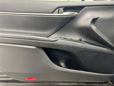 Used 2020 Toyota Camry SE image 21