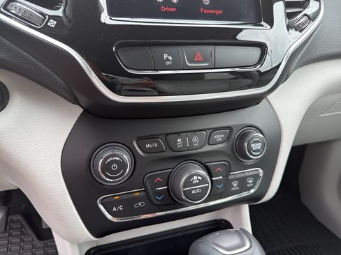 Used 2020 Jeep Cherokee Limited AWD/4WD image 19
