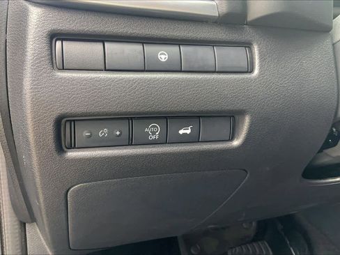 Used 2025 Nissan Rogue SV FWD image 33