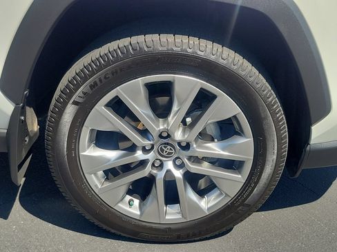 Used 2022 Toyota RAV4 XLE Premium FWD image 6