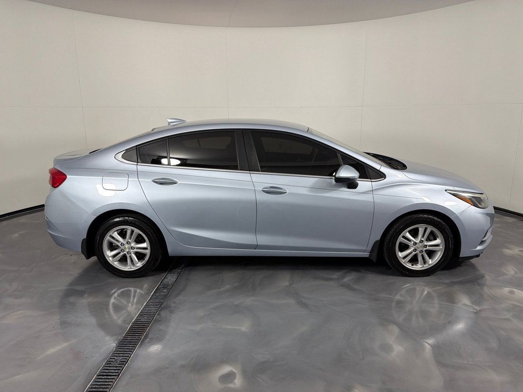 Used 2017 Chevrolet Cruze LT w/ Convenience Package FWD image 4