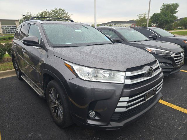 Used 2017 Toyota Highlander XLE AWD/4WD image 1