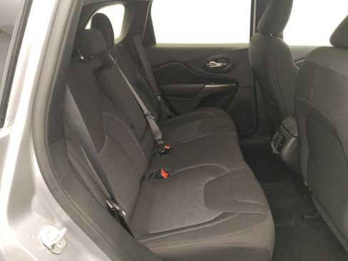 Used 2020 Jeep Cherokee Latitude FWD image 19