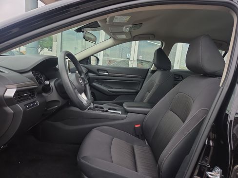Used 2025 Nissan Altima 2.5 SV FWD image 9