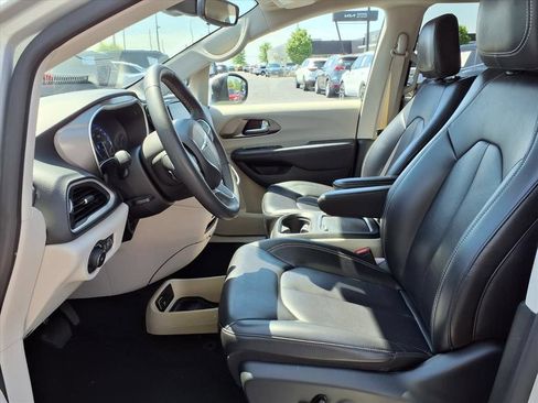 Used 2023 Chrysler Pacifica Touring-L FWD image 27