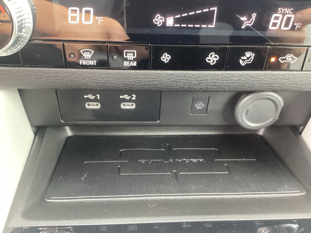 Used 2025 Mitsubishi Outlander AWD image 25