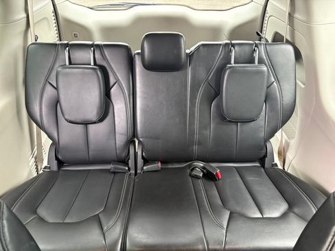Used 2024 Chrysler Pacifica Touring-L FWD image 26