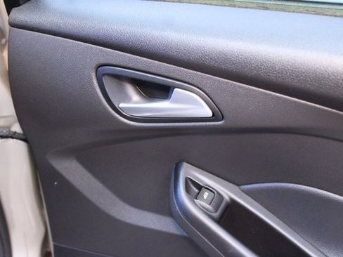 Used 2018 Ford Focus SE image 12