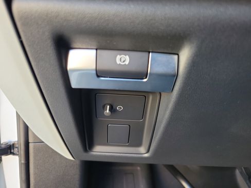 Used 2024 Land Rover Defender 90 X-Dynamic SE image 29