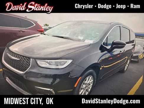 Used 2025 Chrysler Pacifica Select FWD image 1