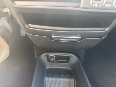 Certified 2025 Chrysler Pacifica Select FWD image 19