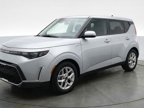 Used 2025 Kia Soul LX w/ LX Technology Package image 3