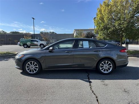 Used 2017 Ford Fusion SE w/ Fusion SE Technology Package image 5