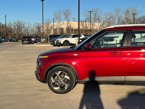 Certified 2025 Hyundai Venue SEL image 7