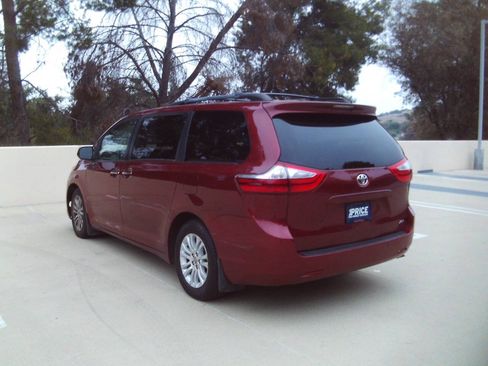Used 2017 Toyota Sienna XLE w/ XLE Navigation Package FWD image 10