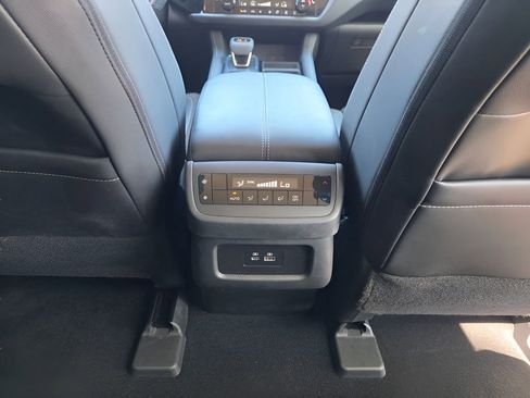 Used 2025 Nissan Pathfinder SL image 11