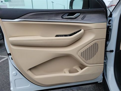 New 2025 Jeep Grand Cherokee Limited image 18