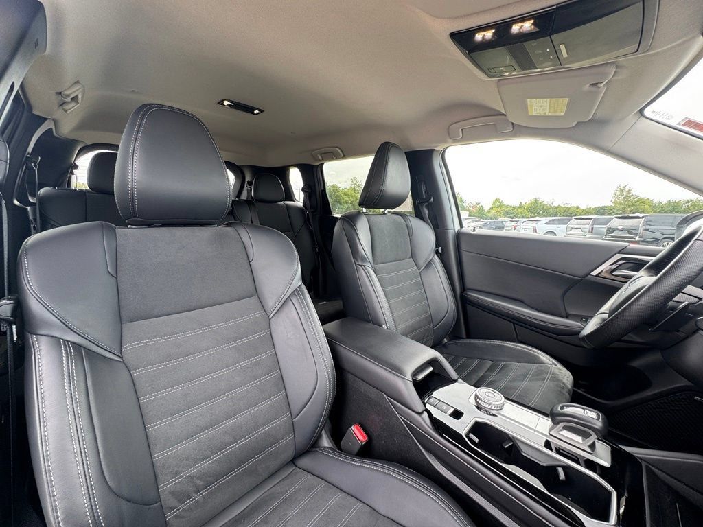 Used 2025 Mitsubishi Outlander SE AWD/4WD image 29
