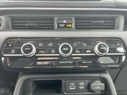 Used 2025 Honda Pilot EX-L image 18