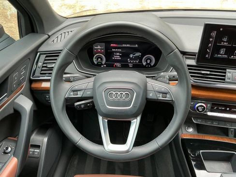 Used 2023 Audi Q5 e Premium w/ Convenience Package image 17