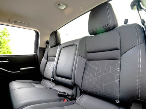 Used 2025 Nissan Frontier SV AWD/4WD image 32