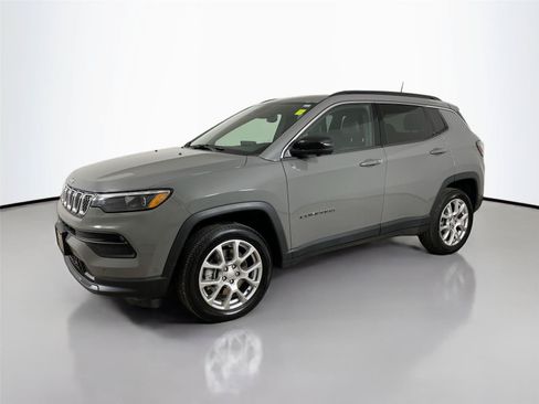 Used 2023 Jeep Compass Latitude w/ Sun and Sound Group AWD/4WD image 8