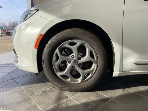 Used 2023 Chrysler Pacifica Limited image 17