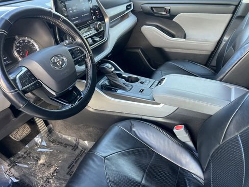 Used 2021 Toyota Highlander LE image 11