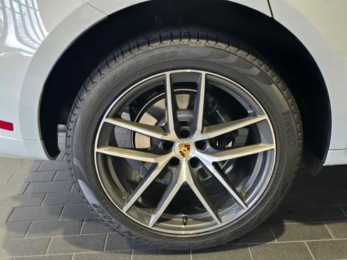 Used 2025 Porsche Macan image 11