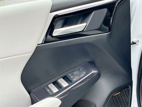 New 2025 Mitsubishi Outlander SE image 18