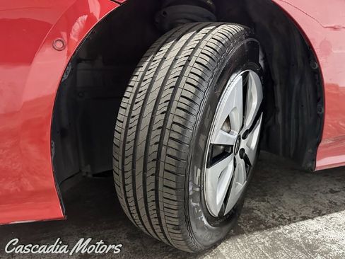 Used 2018 Toyota Prius Three FWD image 33