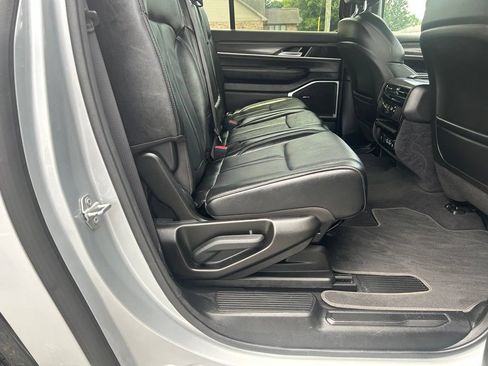 Used 2024 Jeep Wagoneer L Series II w/ Flexible Seating Group AWD/4WD image 47