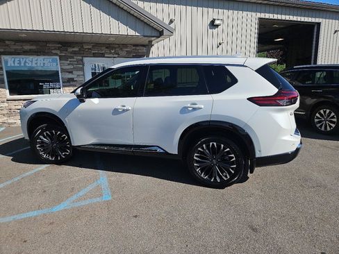 Used 2024 Nissan Rogue Platinum w/ Platinum Premium Package FWD image 8
